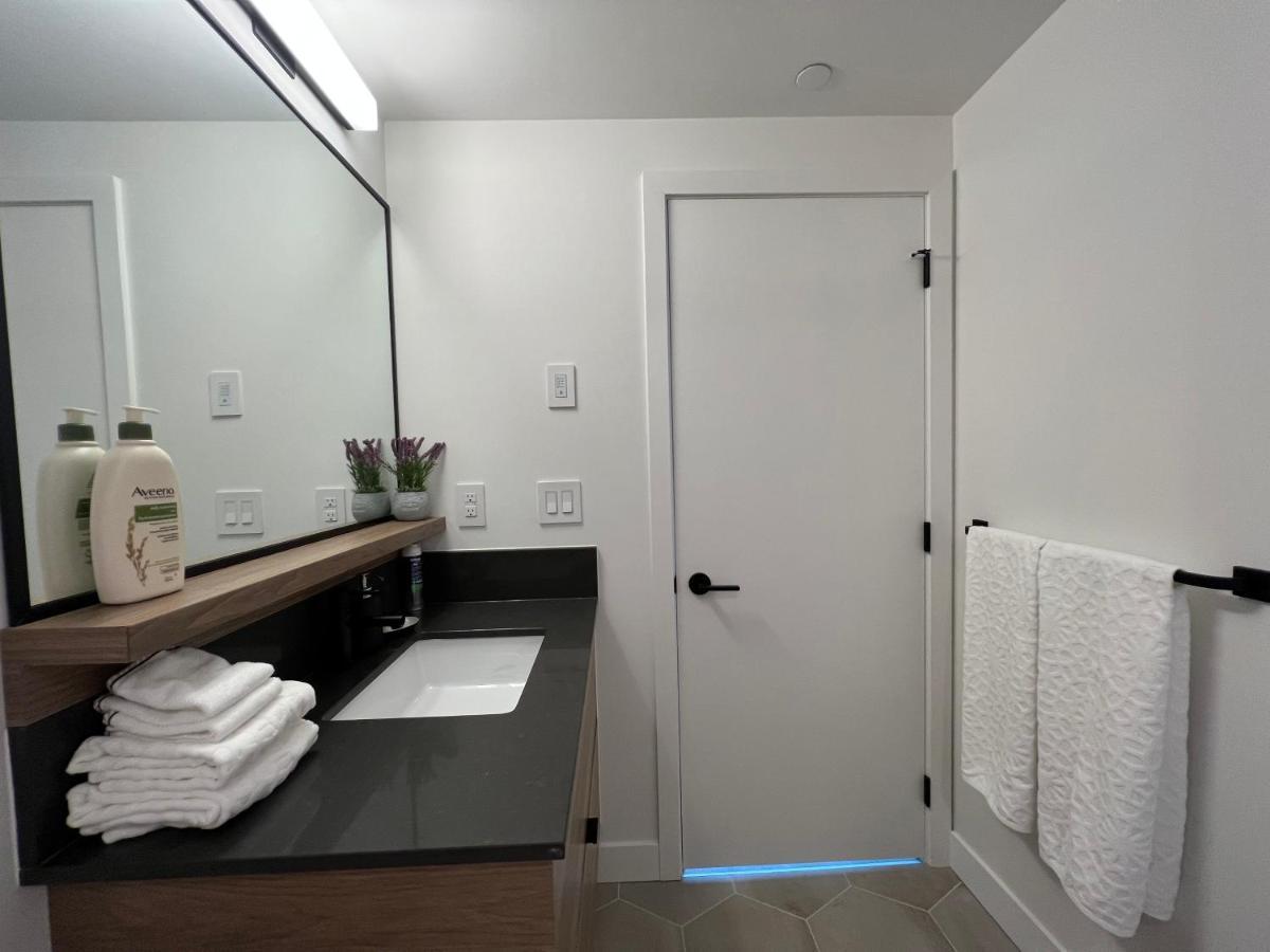 Amazing Brand New Lakeview Condo Downtown 基洛纳 外观 照片