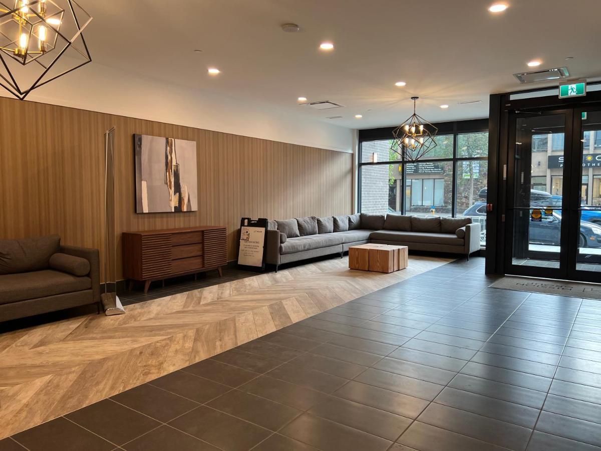 Amazing Brand New Lakeview Condo Downtown 基洛纳 外观 照片